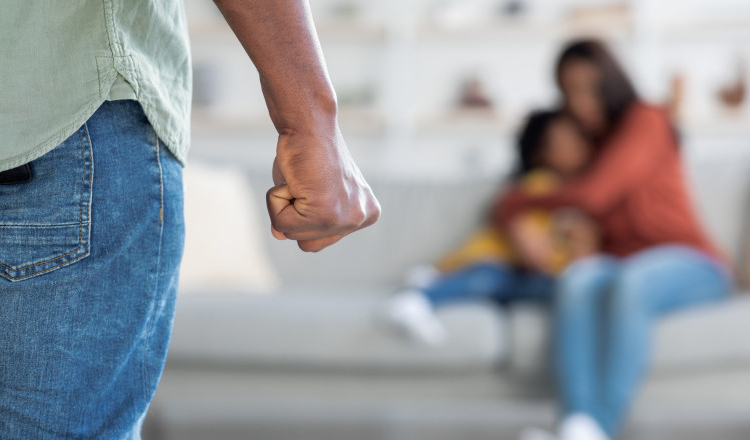 Un italian gelos și-a dus soția în pădure și și-a pus copiii s-o omoare. Era convins că îl înșelase