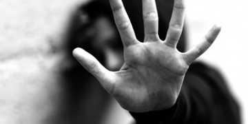 Calvarul unei adolescente de 15 ani, plătit cu închisoarea de părinți și de cei 3 frați. Fata a fost violată cu acordul mamei