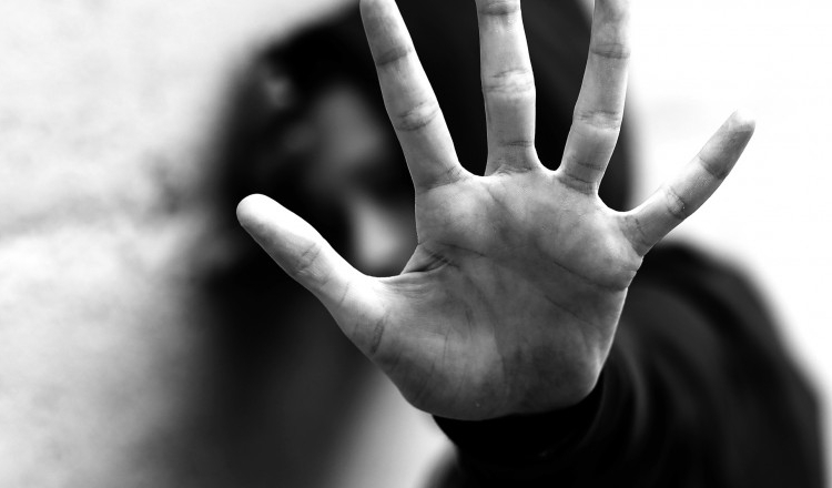 Calvarul unei adolescente de 15 ani, plătit cu închisoarea de părinți și de cei 3 frați. Fata a fost violată cu acordul mamei