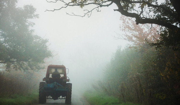 Polițiștii din Vaslui au oprit un tractorist fără lumini și numere și au descoperit că era și beat