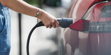 Industria auto britanică cere un răspuns urgent la planurile adoptate de SUA și UE pentru investiții în sectorul mașinilor electrice
