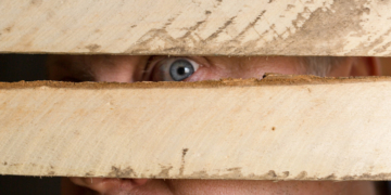 Un bărbat din Sibiu a distrus gardul vecinului și s-a făcut apoi stăpân și pe proprietatea lui