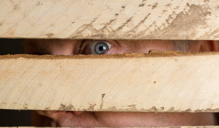 Un bărbat din Sibiu a distrus gardul vecinului și s-a făcut apoi stăpân și pe proprietatea lui