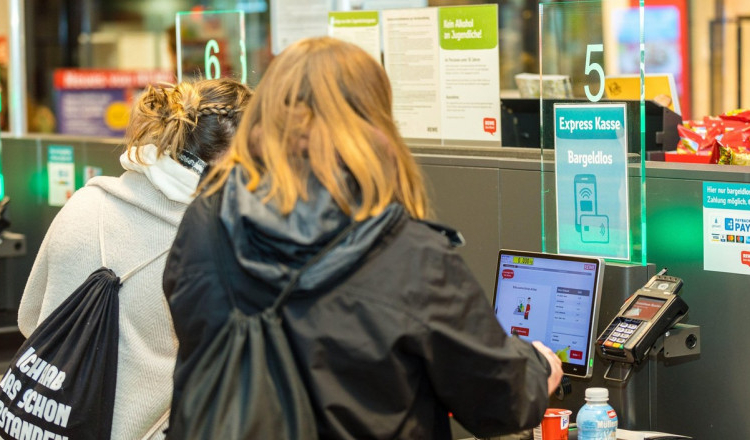 Scandalul caselor self-pay. PSD vrea să taxeze supermarketurile în care clienții își scanează singuri produsele