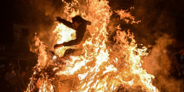 Chinezii au sărit prin flăcări în ultima zi a sărbătorilor de Anul Nou lunar. Ce semnificație are acest obicei vechi de mii de ani