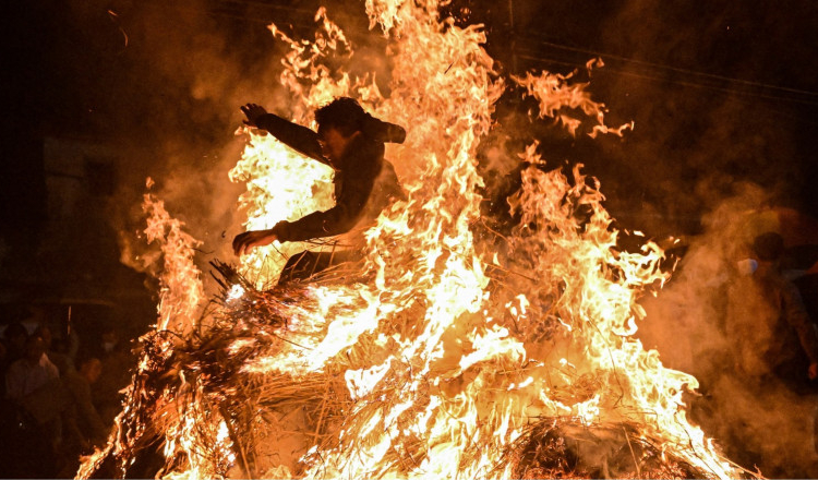Chinezii au sărit prin flăcări în ultima zi a sărbătorilor de Anul Nou lunar. Ce semnificație are acest obicei vechi de mii de ani