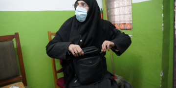 Un bărbat deghizat în măicuță a fost prins cerșind în Bacău. În urmă cu trei ani, „măicuța” se afla în București