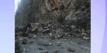 Pericol pe Transalpina din cauza căderilor de pietre. Traficul este blocat