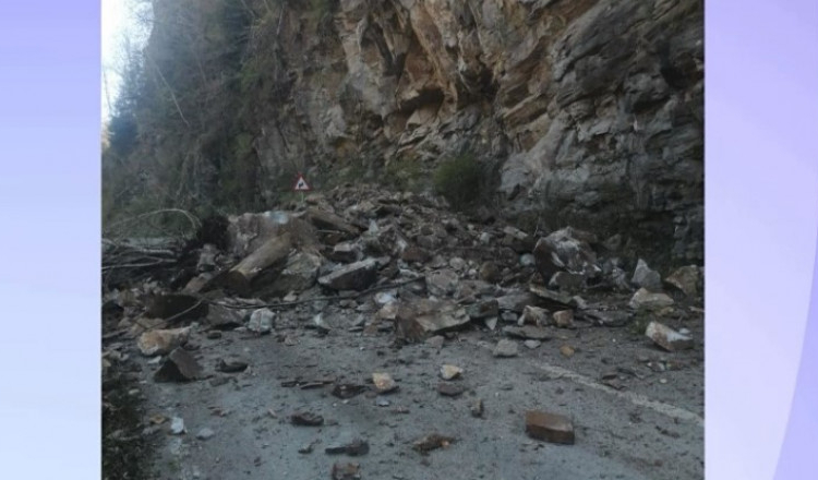 Pericol pe Transalpina din cauza căderilor de pietre. Traficul este blocat