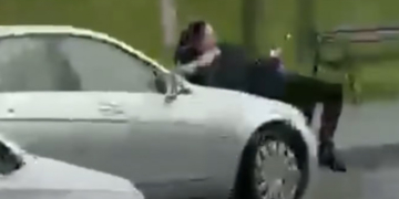 După o ceartă în trafic, o șoferiță ia o femeie pe capotă și o aruncă pe jos, apoi e la un pas să o calce cu mașina