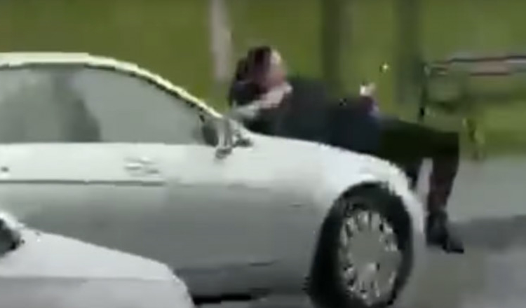 După o ceartă în trafic, o șoferiță ia o femeie pe capotă și o aruncă pe jos, apoi e la un pas să o calce cu mașina