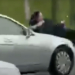 După o ceartă în trafic, o șoferiță ia o femeie pe capotă și o aruncă pe jos, apoi e la un pas să o calce cu mașina