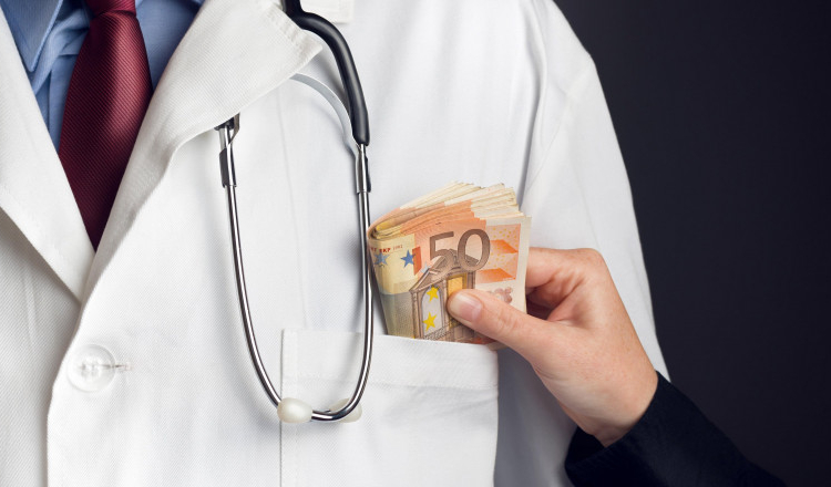 Plicul cu bani încă este plimbat pe la toate etajele, prin spitale. Cum arată harta șpăgii în România