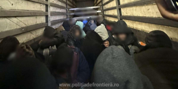 Un șofer turc de TIR transporta în acte profile de aluminiu, dar în realitate avea înghesuiți în remorcă 65 de oameni