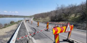 Un drum județean inaugurat în martie s-a surpat în zona localității Gropnița, după trei zile de ninsori