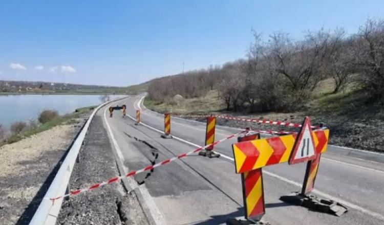 Un drum județean inaugurat în martie s-a surpat în zona localității Gropnița, după trei zile de ninsori