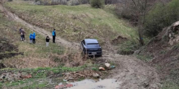 Un bucureștean și-a urcat familia într-un Porsche, iar pe un drum forestier din Buzău a rămas blocat în noroi