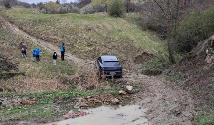 Un bucureștean și-a urcat familia într-un Porsche, iar pe un drum forestier din Buzău a rămas blocat în noroi