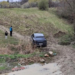 Un bucureștean și-a urcat familia într-un Porsche, iar pe un drum forestier din Buzău a rămas blocat în noroi
