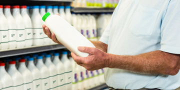Consiliul Concurenţei: Toţi retailerii participă la acordul de reducere a preţului laptelui. Din mai se va reduce prețul la raft