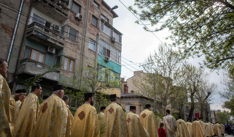 Sfaturile pompierilor pentru Sărbători Pascale fără incidente: Nu adormiţi cu lumânările aprinse