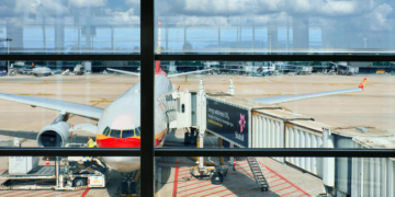 UE stabilește obiective ecologice obligatorii pentru sectorul aviației