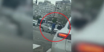 Un șofer din Constanța a coborât din mașină și a dirijat traficul, exasperat de haosul din intersecție