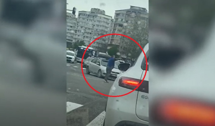 Un șofer din Constanța a coborât din mașină și a dirijat traficul, exasperat de haosul din intersecție