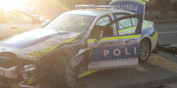Autospecială de Poliție nou-nouță, distrusă într-un accident rutier în Cluj-Napoca. Agenții de poliție au fost răniți