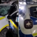 Un bărbat din Caraș-Severin a distrus cu ciocanul o mașină de Poliție. „Nu suport poliția!”