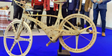 Cea mai ușoară bicicletă de lemn din lume, inventată de un român, face furori la Salonul Mondial de Invenţii de la Geneva