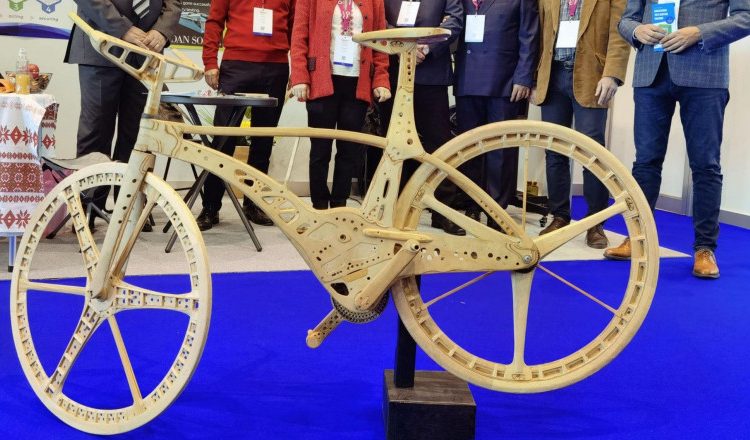 Cea mai ușoară bicicletă de lemn din lume, inventată de un român, face furori la Salonul Mondial de Invenţii de la Geneva