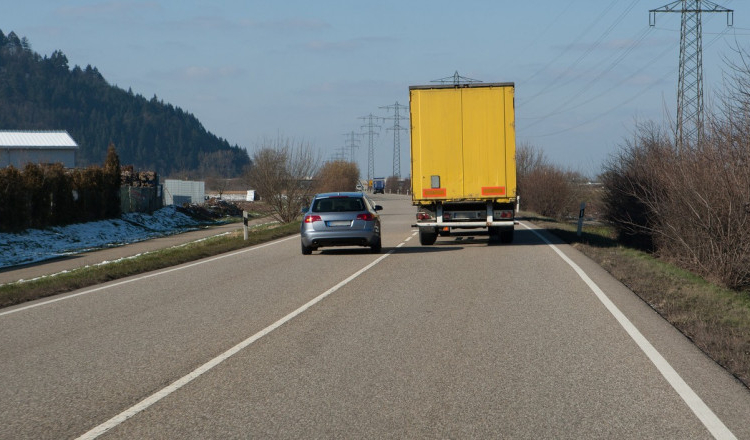 Modificări la Codul Rutier: Depășirea pe linie continuă ar putea fi permisă în anumite condiții