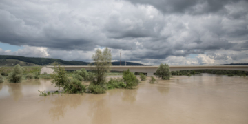Cod portocaliu de inundații pe râuri din vestul țării, până luni la prânz