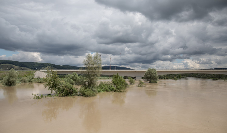 Cod portocaliu de inundații pe râuri din vestul țării, până luni la prânz