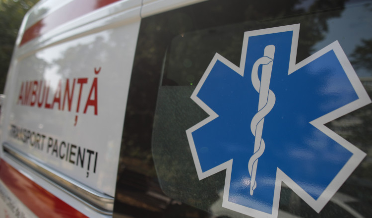 O profesoară de japoneză din București a fost înjunghiată în gât, în timpul orei, de un elev de clasa a X-a