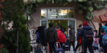 Peste jumătate dintre copiii din România vor să plece din țară (Salvaţi Copiii)
