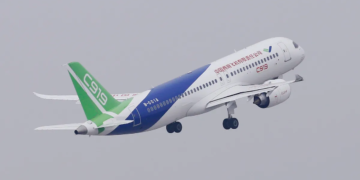 Primul avion de linie de concepţie chineză a realizat primul său zbor comercial