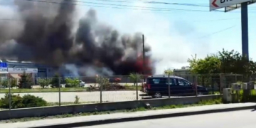 VIDEO Incendiu violent la sediile unor firme din Roman. Focul a izbucnit chiar lângă o benzinărie