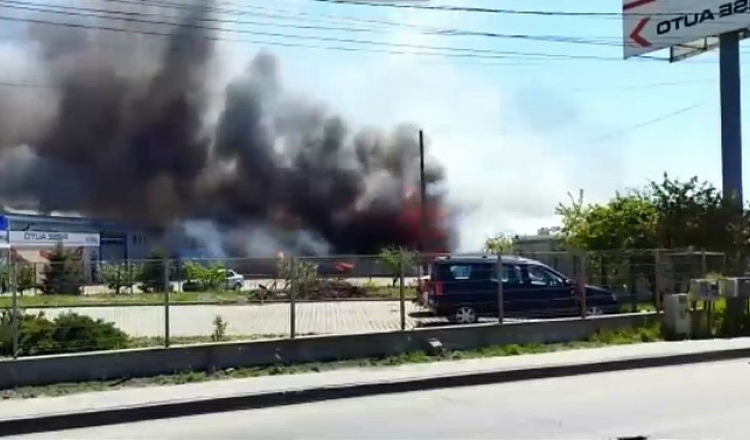 VIDEO Incendiu violent la sediile unor firme din Roman. Focul a izbucnit chiar lângă o benzinărie