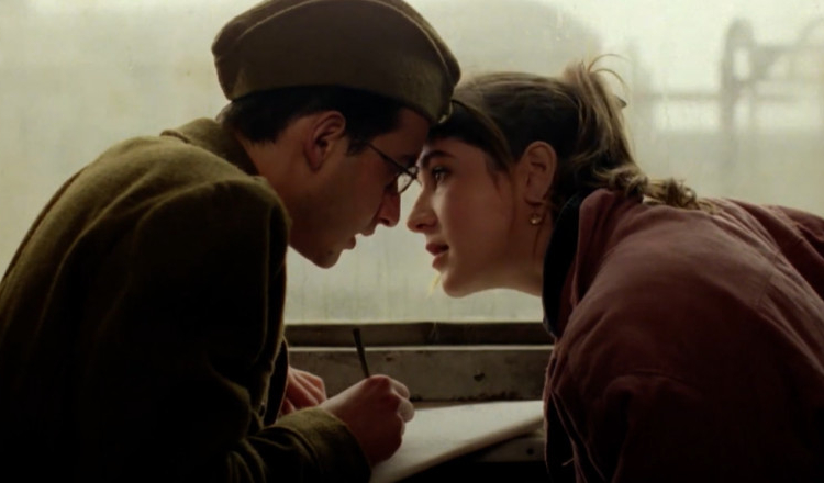 Filmul „E pericoloso sporgersi”, regizat de Nae Caranfil, intră din nou în cinematografele din toată ţara, la 30 de ani de la premieră