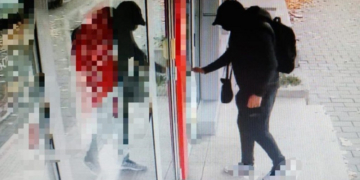 Bancomatele unei bănci au fost încărcate cu bani falși. Doar 6 bancnote din 486 au fost respinse de aparate. DIICOT face percheziții