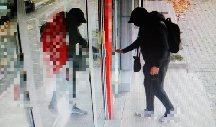 Bancomatele unei bănci au fost încărcate cu bani falși. Doar 6 bancnote din 486 au fost respinse de aparate. DIICOT face percheziții