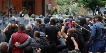 Doi militari moldoveni au fost răniți în confruntările cu protestatari din nordul Kosovo