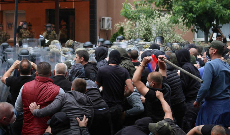 Doi militari moldoveni au fost răniți în confruntările cu protestatari din nordul Kosovo