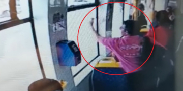 Un pasager a spart geamul unui tramvai nou din Oradea ca să-și facă singur aer condiționat. Momentul, filmat de o cameră video