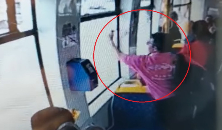 Un pasager a spart geamul unui tramvai nou din Oradea ca să-și facă singur aer condiționat. Momentul, filmat de o cameră video