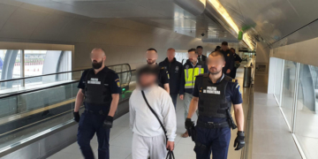 Un român căutat de autorităţile spaniole pentru omor a fost adus pe Otopeni sub escorta autorităților americane