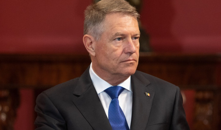 Klaus Iohannis pleacă la Londra unde va participa la încoronarea Regelui Charles al III-lea