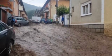 Inundații de proporții pe străzile din orașul Reșița. Mai multe mașini au fost luate de ape